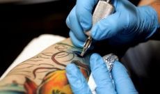 Guanti per tatuatori: perché usarli e quali scegliere