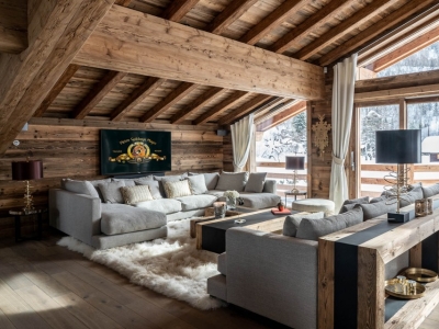 Come illuminare soffitti e travi in legno di una casa in stile rustico?